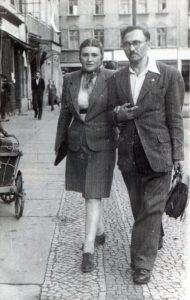 צבי ופלגייה (גאורגייבנה פייביטינה) גנדלר.
בני הזוג (בתמונת תקריב), כאן לראשונה על אדמת פולין בעקבות הסכם ה"רפטריאציה" שאיפשר חזרתם לפולין של מי שהיו אזרחיה (צבי במקרה זה) לפני המלחמה. עפ"י רישומיהם, השניים התגוררו ברחוב לימנובסקי מספר 3 בעיר.