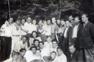 בית "גורדוניה", רחוב וולצ'נסקה 43, לודז'.
רחוב וולצ'נסקה מקביל לרחוב פיוטרקובסקי הראשי במרכז העיר. הפעילה חמדה איש שלום, לה תפקיד מרכזי במסע זה, כאן בין חבריה במרכז השורה השניה מלמטה.