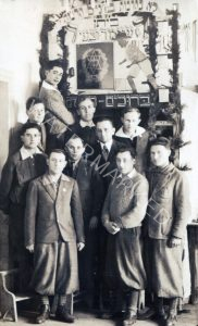 בזאר "הקרן הקיימת" לאיסוף תרומות, 4 באפריל 1937. 
שמעון ספרא למטה שני מימין, אחיו הצעיר אברהם גבוה מעל. אברהם, כמו אחותם הקטנה של השניים שושנה (בתמונה הקודמת), נספה בשואה.