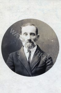 תעודה דומה, על גבי תמונה, של בנימין ולטר. 
ולטר, יליד 1881, בן למשפחה חסידית וסוחר תבואות בעיסוקו. אף שתמיד שאף להגר לארה"ב, היה מסור בכל מאודו לענין החלוצי וסייע ללא גבולות (ובכסף) לצעירי העיירה הנזקקים שמחמת חוסר כיס לא יכלו לעלות ארצה. בצאת בנו לקבוץ ההכשרה בקלוסוב היה לפטרונם של החלוצים בני ברסטצ'קה שם ונהג להגיע לקיבוץ עצמו ולסייע בידם.