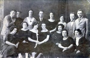 1925, פורטרט משפחתי (מורחב). 
בימים שלפני עלייתה לא"י, חליה לרר יושבת שלישית משמאל, חיה לרר (אשת חיים אחיה) אוחזת בידה ואסתר פולק (בארץ בחיפה) חמישית. גור אריה לרר עומד שני מימין, צומעל (רוחל) אטינגר רביעית, חיים לרר חמישי וישראל לרר שביעי.