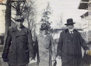 ישראל ביטמן (1911-1993), מראשי "גורדוניה" בגליציה המזרחית, ערש הולדתה. כאן, זמן קצר לפני עלייתו ארצה ב 1933, עם אביו יוסף (יליד 1869) ואמו החורגת, שניהם נספו בשואה. את תמונותיו קיבלתי באדיבות משפחתו (נורית אררט) בקיבוצו יפעת.