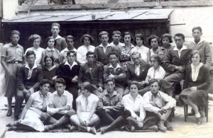 לבוב 1932, ההנהגה הארצית של "גורדוניה" בגליציה (בשורת הביניים) עם גרעין ההשלמה של התנועה לנס ציונה, תצלום מזכרת מרשים. ישראל ביטמן יושב במרכז, כתב על גב התמונה: "בהנהגה הארצית עם ר. גרמן שלנו". יושב לצידו של ביטמן (חמישי משמאל) ישראל כהן ושישי אפרים הפנר. 
חותם "פוטו מינץ" (שכן ברחוב יגיילונסקי 15 בעיר) מוטבע בתחתית בצד ימין.