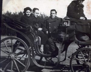 בשליחות התנועה לפולין, ורשה, 1935. שנתיים בלבד לאחר עלייתו ארצה, נדרש ביטמן ע"י פנחס לבון ויוסף ברץ לחזור לפולין כשליח התנועה. השליחות בת השנתיים כללה ביקורים בסניפי התנועה ברחבי פולין להעמקת ההסברה הרעיונית של התנועה (מתוך ספרו/אסופת כתביו - "כל עוד הנר דולק אפשר לתקן"). ביטמן מימין ואתו על הכרכרה מלה גיטלין ופסטרנק, שליחי התנועה אף הם. 
גיטלין היתה חברת חולדה ומאוחר יותר בקבוצת שילר. היא נודעה גם כעיתונאית פורה, בין היתר הוציאה לאור בווינה את החוברת "קבוצותינו" (ראו בהמשך כאן).