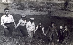 1935, ביטמן מימין עם חברי התנועה בוורשה.
