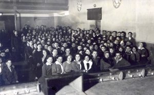 פברואר 1935, כינוס גדול של סניף "גורדוניה" ברובנה. 
ישראל ביטמן, עתה שליח התנועה מא"י, עומד (שני) צמוד לקיר מימין ולצידו חברי הנהגה נוספים, בעת ביקור בסניף.