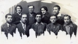 10 בפברואר 1935, ביטמן במרכז בצילום מזכרת עם חברי הנהגת הסניף הרובנאי.