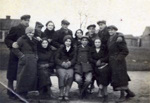 מרץ-אפריל 1935, ביטמן (יושב על הספסל) בביקור בבריסק, היא ברסט-ליטובסק, אז פולין, כיום בלארוס.