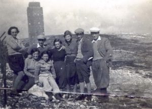 אין כל רמז לזיהוי המקום, מן הסתם המבנה הבולט שברקע ידוע ומוכר, ביטמן לא בתמונה.