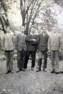 סטניסלבוב 1928-29, גדליהו גלר שני מימין, הרוח החיה מאחורי התנועה העושה את צעדיה הראשונים, הנער ישראל ביטמן משמאל. גלר נולד ברוהטין הסמוכה לסטניסלבוב ב 1901 וב 1924, עפ"י עדותו הכתובה של ביטמן (להלן), עמד הבחור המוכשר והנמרץ הזה בראש התנועה בסטניסלבוב. ב 1925 עלה לראשונה ארצה ומילא תפקידים ארגוניים וחלוציים שונים, אחר כך חזר לפולין מסיבות משפחתיות ובשליחות התנועה. ב 14 במרץ 1937, תקופת ה"מאורעות", נרצחו גלר ושניים מחבריו בהתקפת פורעים ערבים ביבנאל. 
הבחור במרכז התמונה (לא זוהה), מן הסתם בגילו של ביטמן (צעירים מגלר כבעשור), נראה כמי ש"משתלט" על הרגע ביהירות מסוימת (הידיים השלובות בשביעות רצון) ו"דוחק" את גלר הצידה.