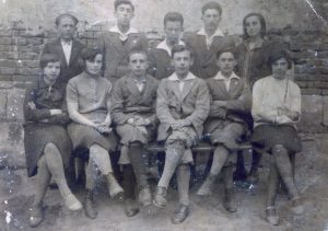 סטניסלבוב 1929, תצלום נוסף בעל חשיבות הסטורית, והפעם עם ארבע בנות (ילדות למעשה) מקסימות בחבורה, מה שמבטא את הפלורליזם שאפיין את התנועה מראשית דרכה. יושב במרכז (שלישי מימין) ותנוחת-גוף והבעת שביעות רצון ניכרות בו (כמו בתמונה קודמת), הוא מי שעמד, ככל הנראה, בראשות הסניף באותם ימים ואשר למרבה הצער לא זוהה לפי שעה בשמו. ביטמן עומד שני משמאל.