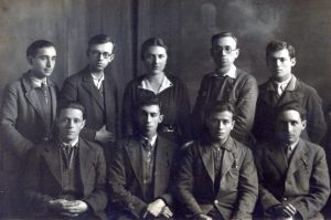 1931, פעילים בהנהגת התנועה בגליציה, ביטמן בחזית שני משמאל, אריה אבנון עומד משמאל, בארץ בקיבוץ חולדה, זאב וולך שני, בארץ בקרית ענבים, עומד שני מימין עזריאל גולינגר.