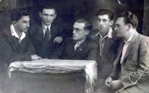 ההנהגה הארצית, 1931. מימין: נתן רוטנשטרייך, ישראל ביטמן, אפרים הפנר (אבנרי), בארץ בקיבוץ חולדה, ריינר בארץ בחולדה, וחיים בבלי, שליח התנועה מקיבוץ גניגר, משמאל.