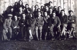21 בפברואר 1931, תמונה למזכרת מביקור בסניף בעיירה אושוויינצ'ים (ביטמן עצמו לא בתמונה).