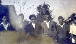 עוד בהנהגה הארצית, 1931-32. ראשון משמאל ישראל כהן, ביטמן שני, משה הורוביץ (או הורביץ) שלישי, רביעי מיכאל וייזינגר, מראשי "התאחדות" בקרקוב, בארץ (ד"ר מיכאל זיו) בירושלים, חמישי אפרים הפנר. הקיצוני מימין לא זוהה.