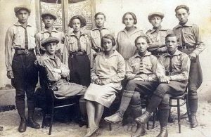 קבוצת גורדוניה ב"החלוץ", סטניסלבוב, אוגוסט 1929. 
בדיוק במועד בו פרצו ה"מאורעות" (תרפ"ט) בא"י, עשתה קבוצת החלוצים הראשונה של גורדוניה את דרכה ארצה. היא התמקמה תחילה בגבעת בוסל שבחדרה וכשנה לאחר מכן נשלחה לאתר חוות ההכשרה בחולדה שנהרסה עד היסוד במאורעות. תחילה עסקו החברים בקימום ההריסות ובסתיו 1931 יסדו את הקבוץ עצמו. יש לציין למען הדיוק ההסטורי, כי במקביל עשתה דרכה לגבעת בוסל גם קבוצת החלוצים הראשונה מרומניה, קבוצת "מסדה". צריך לזכור כי עד ראשית 1927 לא היה לגורדוניה כל מעמד במסגרת תנועת "החלוץ". המרכז הארצי של "החלוץ" (לבוב) היה נתון כל-כולו תחת הדומיננטיות של "השומר הצעיר", ועל פיו הוכתבו הקריטריונים ונקבע "המפתח" לחלוקת "הסרטיפיקטים" הנחשקים לעליה. ה"מפתח" הביא בחשבון את מספרי החלוצים בנקודות ההכשרה השונות, רמת המוכנות שלהם, מצב בריאותם וכדומה ומיותר לציין, כי מעמדת שליטה זו, היה לשוה"צ יתרון מוחלט (לפחות לזמן מה).