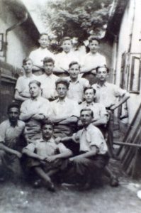 אמצע שנות השלושים, ליד הסטודיו של הצלם יוד'ל מינצר בעיר. 
בשורה השניה מלמטה ובמרכז, אהרן שפרלינג, ראש קבוצת הנערים, עלה ארצה ב 1938 בעליה ב', זאב האס לשמאלו, נמלט מהעיר אחרי האקציה של הושענא רבא בעזרת חיילים יהודים מהצבא ההונגרי של היטלר. עלה ארצה ב 1951, התיישב בגני יהודה והקים משק עופות גדול. תודה לו מקרב הלב על שיתוף הפעולה.
