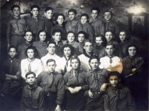 נוער "גורדוניה", מאי 1936 (בכיתוב על גב התמונה). 
במזוהים: בשורה העליונה רביעי מימין הוא אמסטר, עלה ארצה. בשורה שניה שני מימין זכריה מלצר, שרד את השואה ועלה ארצה, בקרית מוצקין, השלישית שמה הפרטי אוה. שלישי משמאל הוא זאב האס והרביעית שמה הפרטי אנז'ה. בשורה שלישית, שני מימין הוא מילך פיסטרייך ששיתף פעולה עם הגרמנים ובסופו של דבר נספה, שלישי אהרן שפרלינג ראש הקבוצה, החמישי שמו קרומולצ', אישיות יוצאת דופן בהחלט, נעלם כאילו בלעה אותו האדמה לאחר שהרוסים נכנסו לעיר בספטמבר 1939, קיצוני משמאל הוא מוניו טלר שאף כי שרד את  השואה, לא נודע מה עלה בגורלו לאחריה. בשורה תחתונה שני מימין הוא מקס פייר, שרד בשואה והגיע לברלין ב 1951, שם גם נפטר.