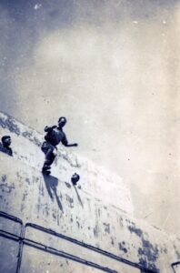 קפיצה ממגדל לברזנט מתוח. 
יחיאל פרסיל מספר לי על אותו יום בו החניכים קיבלו חופש והחליטו ללכת לסרט בזכרון. כשהגיעו (אחרי מסע רגלי לא קצר יש לומר) הסרט כבר התחיל. למסריט (ולצופים) לא הייתה כל בעיה להתחיל את הקרנת הסרט מחדש עבורם.