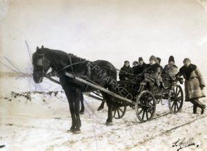 חברי "החלוץ" בהכשרה, 1932. בכיתוב על גבה של התמונה נאמר: נוסעים למנסרה ביער בדומברוביצה מפירמה "הללר ורשבסקי".