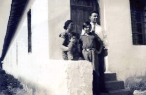 אותו זמן אותו מקום. חשוב גם לציין כי בצוק העיתים, לא רק המפעל עצמו ומבנים נוספים הקשורים לו אלא גם הקרקעות סביבו בשעור כולל של אלף וחמש מאות דונם,  עברו מידי "מנור" לבעלות "הסוכנות היהודית". וראו על כך בהרחבה בתת-הפרק "מסמכים".