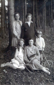 1928, שרה שניאורסון לבית ליאנדרעש, עומדת משמאל, וילדיה יוסף (יליד 1923) ודינה (ילידת 1919) בעיירת הנופש ראבקה-זדרוי בדרומה של פולין. 
לאחר שסיימו לימודי רפואה בז'נבה קבלו שרה ובעלה הטרי הצעת עבודה בעיר קראגויבאץ' (KRAGUJEVAC) שביוגוסלביה (סרביה). הם יצאו לדרך החדשה הזו, השתקעו בקראגויבאץ' ובנו את מעמדם כרופאים מצליחים. שם הם הקימו את ביתם ושם גם נולדו ילדיהם. המשפחה כולה נספתה בשואה.