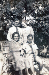 סרביה/יוגוסלביה, תחילת שנות השלושים. שרה ונח שניאורסון וילדיהם דינה ויוסף, ארבעתם נרצחו בעירם קראגויבאץ' ב 20 באוקטובר 1941.