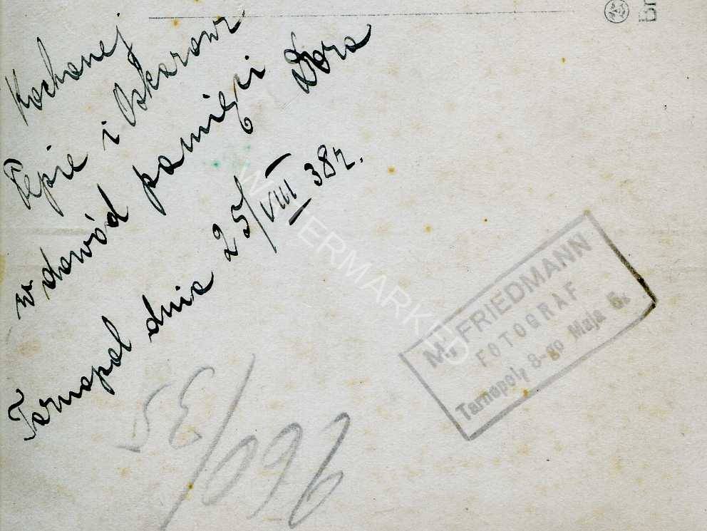 כיתוב בפולנית על גב התמונה:
"לאהובה פפי ואוסקר (דודתה ודודה פסיה ועובדיה דקס) סימן לזיכרון מדורה. טרנופול ביום 25.8.1938".