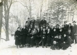 חורף 1933-34. 
לאחר סיום לימודיו בגמנסיה, אלי, שלישי מהקצה הימני העליון של התמונה, חובש כובע רחב שוליים, בעת טיול של צעירי וצעירות "קדימה". "קדימה" היתה אגודת סטודנטים ואקדמאים ציונים שחבריה היו מתכנסים לפעילויות חברתיות והרצאות. עומד במרכז ומאחור, עם עניבת פרפר וללא כובע, קרומהולץ, לימים בארץ, העיתונאי חביב כנען.