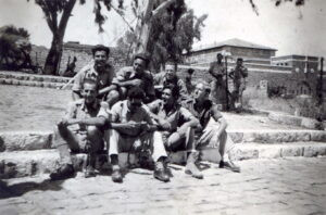 מאי 1949, משימה אחרונה בצפון. מפקדת הגדוד (33) שוכנה במלון "טבריה" שבטבריה (בתמונה) אשר שימש קודם לכן מפקדה של הצבא הבריטי. 
אלחנן למעלה במרכז. למטה משמאל: אריה אלבק, אשר בן שוהם, דוד גראד ויענקל'ה טרון (ירון). טרון שנפצע קשה בראשו בדיוק שנה קודם לכן בקרב על כפר סבא הערבית, חזר לאחר החלמה הרואית לשרות עם חבריו למחלקת הסיירים.