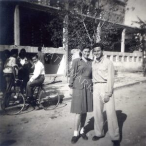 מפקד המחלקה אריאל אנקלביץ', נפל ביום 18 בינואר 1948, כאן, בגבעת רמב"ם עם ארוסתו שפרה פפר, ימים ספורים לפני נפילתו ! 
זו היתה הפעולה הראשונה של גדוד 33 במלחמה (מבצע "נזלת") ושמטרתה השתלטות ופיצוץ מבנים בגבעה שלטת בכפר הערבי סלמה (כיום בשטח ביה"ס בליך ברמת גן) ממנה הוטרדו בקביעות ישובי הסביבה. אריאל, לוחם נועז ומפקד לדוגמה, נפצע קשה כשהוא בראש הכח המסתער ונפטר ימים לאחר מכן, החלל הראשון של הגדוד במלחמה. אלחנן חברו מספר עוד: אריאל, לדבריו, היה "בחור מצוין מכל בחינה". פעם אחת, כשהוא וחייליו שכבו במארב לילי בבני ברק, הם נתקלו במקרה בכח בריטי. אריאל לא איבד את קור רוחו והכח בפיקודו הכניע את הבריטים ופרק אותם מנשקם. למחרת, בדרך יצירתית, הנשק הוחזר למשטרת רמת גן, מבלי שאריאל ואנשיו נחשפו כמובן.