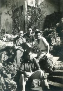 גבעת רמב"ם, ינואר 1948, למעלה משמאל: ראובן מנדל, בייגל (שם פרטי לא זכור) וישראל גראד. למטה דוד גראד. בתקופה הזאת היתה לסיירים דירה בשכונת רוזנשטיין בגבעתיים (ליד בית הקברות) והם היו מגיעים לבסיס בגבעת רמב"ם רק לארוחות בחדר האוכל שם.