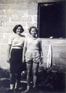 הסיירות יהודית בן תקוה, מימין, ומרים סימון ליד "הבנין הלא-גמור" בגבעת רמב"ם בו התגוררו עם 45 בחורים. 
השתיים עברו את קורס הסיור של "ההגנה" במקוה ישראל יחד עם הבחורים ! יהודית היתה משתתפת בריצות הבוקר המפרכות של 11 ק"מ בשטח פרדסי הסביבה, אומר אלחנן. יהודית (גוטמן לאחר נישואיה) ומרים (לעדן לאחר נישואיה) השתתפו בפעילות מבצעית אחת, בהשתלטות על הכפר סלמה ביום ה 29 באפריל 1948.