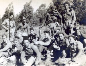 הלוחמים לאחר ההשתלטות על הכפר סלמה, 29 באפריל 1948. 
יושבים בקדמת התמונה, בצד שמאל: ראשון יעקב טרון, שני שלום שורץ ושלישי אלחנן ענני. יושבים בשורה השניה: משמאל (תרבוש לראשו) יענקל'ה פנחסוביץ', שני לא מזוהה, שלישי דוד גראד ומימין המ"מ אלי דובדבני. היושבים בשורה השלישית: משמאל אלכס זמברג ומימין הלל גולדשטיין. עומדים, משמאל: ראובן מנדל, זאב שטרן, יענקל'ה לובר (חגורת כדורים מוצלבת על חזהו) ושמואל שמואלי. לובר ושמואלי נפלו באותו יום, בקרב העקוב מדם לכיבוש כפר סבא הערבית, ערב הקמת המדינה. רבים מהמצולמים האחרים נפצעו פצעים קשים באותו קרב.