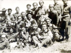 אותו זמן, אותו מקום .... הקשרית רבקה למטה משמאל, נשקה האישי בידיה, הלוחם לידה כבר מעשן נרגילה ....