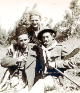 לאחר ההשתלטות על הכפר, שלום שורץ למעלה, חנוך לינצ'בסקי למטה מימין, מקל הליכה בידו, אלחנן ענני, נרגילה בידו תרבוש לראשו. תושבי הכפר נטשו אותו לפני כניסת כוחות הצבא והשאירו במקומו ציוד רב.