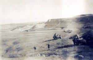 משוריינים של גדוד 89 (חטיבה 8) על רקע תל לכיש. 
לאחר שהושלם כיבוש בית ג'וברין ב 25 באוקטובר, המשיך טור המשוריינים הזה והשתלט, ללא התנגדות, על הכפרים קוביבה (לכיש כיום) ובהמשך דואימה (אמציה כיום). המשוריינים הללו הם מדגם "ווייט סקאוט קאר" בעלי דפנות פלדה ש"הולבשו" בצהל בצריח נושא מקלע.