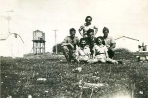 תל ליטוינסקי (תל השומר) לאחר הכיבוש, מגדלי המים והקסרקטינים הבריטים האופיניים ברקע. הבנות - נערות מרמת גן שהגיעו כדי לסייע.