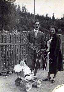 וורוכטה, 1935
פסיה קסוינר דאקס עם בתה ארלט וגיסה יונה, אחי בעלה.