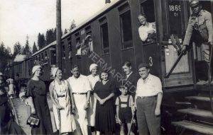 שוב בתחנת הרכבת בוורוכטה, 1932
שני מימין יונה (יונס) דאקס ולידו פסיה דאקס (לבית קסוינר) אשת אחיו. לשים לב לבגדים היפים והאופנתיים !