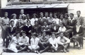 לבוב 1932, ההנהגה הארצית של "גורדוניה" בגליציה עם גרעין ההשלמה של התנועה לנס ציונה, תצלום מזכרת מרשים. ישראל ביטמן יושב במרכז, כתב על גב התמונה: "בהנהגה הארצית עם ר. גרמן שלנו". 
חותם "פוטו מינץ" (שכן ברחוב יגיילונסקי 15 בעיר) מוטבע בתחתית בצד ימין.