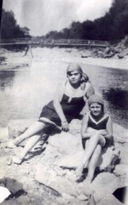 1930 בקרוב, ויטה ואמה על שפת הנהר ביששיצה בחריפלין הסמוכה לסטניסלבוב, לשם נהגו להגיע לבילוי בימי ראשון. היתה שם אפילו תזמורת שניגנה בערבים.