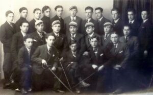 חברי "גיסקלה" (גוש חלב) בסטניסלבוב. 
"גיסקלה" היה איגוד אקדמאים ציוניים שנוסד טרם מלחמת העולם הראשונה, הוא חדל להתקיים במהלכה ושב לתחיה לאחריה. המוטו שבבסיסו הרעיוני היה שילוב של "ספרא וסיפא" (כפי שגם ניתן להתרשם מהתמונה), כאשר אימון ותחרויות סיוף היוו חלק מהותי בו. אגודות סיוף בקרב סטודנטים לא-יהודים באוניברסיטאות היו חלק מתרבות מעמד פרבילגית וכאשר סטודנטים יהודים הודרו מהן, הם אימצו לעצמם את הסמל המובהק הזה גם כן.  "גיסקלה" היתה מזוהה עם מפלגת "הציונים הכלליים". י. רוזנקרנץ שני מימין בשורת הביניים. מידע נרחב בנספחים להלן.