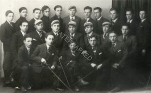 חברי "גיסקלה" (גוש חלב), איגוד אקדמאים ציוניים, נוסד טרם מלחמת העולם הראשונה, חדל להתקיים במהלכה ושב ולתחיה לאחריה. המוטו שבבסיסו הרעיוני היה שילוב של "ספרא וסיפא" (כפי שגם ניתן להתרשם בתמונה) ואימון ותחרויות סיוף היוו בו חלק מהותי. התנועה היתה מזוהה עם מפלגת "הציונים הכלליים". רוזנקרנץ שני מימין בשורת הביניים. מידע נרחב בנספחים להלן.