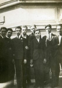 אותה קבוצת חברים.
