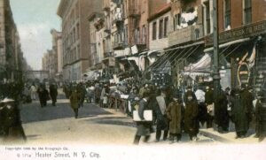 "הסטר סטריט", 1905 (ככתוב בחזית הגלויה), הלב הפועם של המסחר היהודי ב"עולם החדש", זה שהחל על גבי עגלות יד נגררות, כמו אלה שרואים בתמונות הללו, והעפיל אט אט ובעבודה קשה לראש הפירמידה הכלכלית של ארה"ב. 
אפשר להניח במידה רבה של ודאות שלמדיניות מכסות ההגירה המחמירות שנקטה ארה"ב ב 1924, לאו דוקא ליהודים, היתה השפעה ישירה ומכרעת על יהודות פולין, אשר באין אפשרות ריאלית לממש תוכניות הגירה, "נלכדה", 15 שנים מאוחר יותר, במלכודת המוות בשואה.