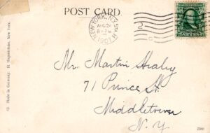 חותמת הדואר בניו יורק מיום 24 באוגוסט 1907 על גב הגלויה. 
רוז בוכוולד, כפי שאנו למדים מרישומי ההגירה שלה כאן, הגיעה לחופי ארה"ב בדיוק נמרץ (8 ביוני 1907) באותם ימים !