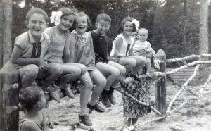 אחוזת מיידאן, 1931
משמאל: שלום זוסמן, מרגלית וגבריאלה ליבמן (בנותיו של זניו), אלכס לאוטרבך (בנה הצעיר של גניה לבית זוסמן), אטל וחדוה (ורדינה) זוסמן (אחיותיו של שלום) ואמם דוסיה ביניהן.