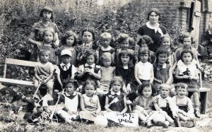 גן ילדים בהליץ' (האליץ')
אפשר שבנותיו של ראובן, חנה (ילידת 1898) ואטק'ה (ילידת 1901) בין המצולמות. ואם כך, התמונה משנת 1902-1905 בקרוב. ראוי לציין, כי אחיו הצעיר של ראובן, אהרן (יליד 1897), הוא בגיל בנותיו !