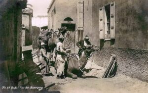 בסמטאות הצרות המוליכות לנמל, התמודדות לא פשוטה עם בהמות המשא, גלויה בהוצאת F. Engel, Flums השוויצרית.